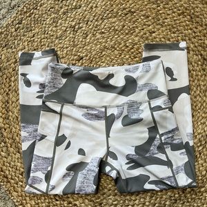 EUC ZYIA Gray Camo Pocket Light N Tight Capri 20"
